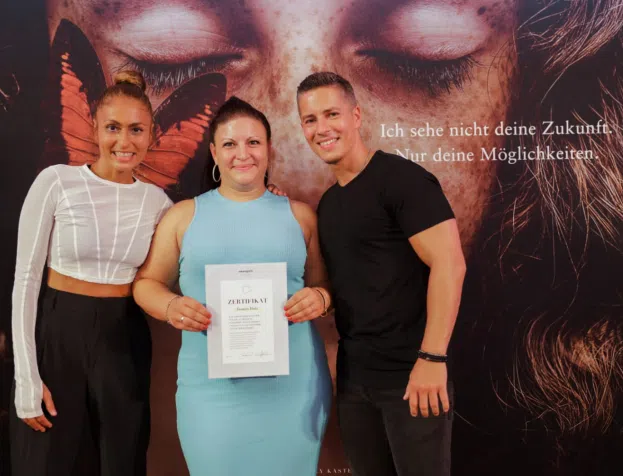 Jasmin bei der Newspirit Ausbildung mit den beiden Ausbildern